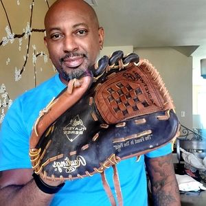 Right handed broken in baseball ⚾️ glove perfect for outfield or infield
